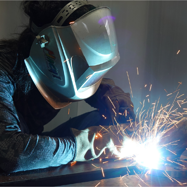 自社工場での加工作業